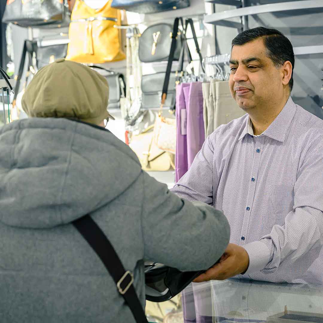 Medarbejder som hjælper kunde i Alisha mode Glostrup